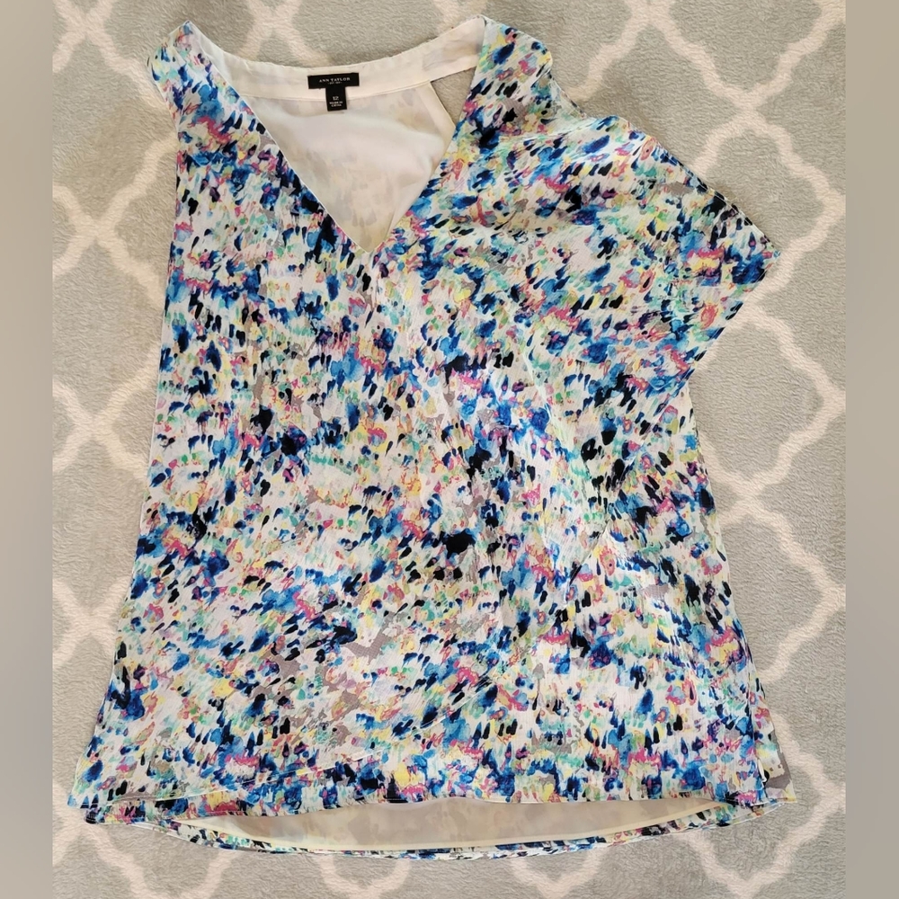 Ann Taylor size 12 Asymmetrical v neck sleeveless blouse